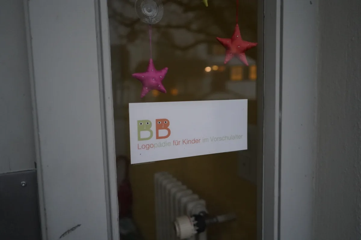 Tür der Logopädie mit der Aufschrift «Logopädie für Kinder im Vorschulalter».